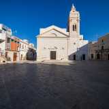 ...conduce in piazza Don Bosco, l� dove si affacciano la Chiesa Matrice di Santa Maria Annunziata...